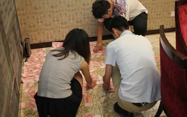Bố vợ tương lai ném tiền vào mặt con rể vì "bị lừa" - 2