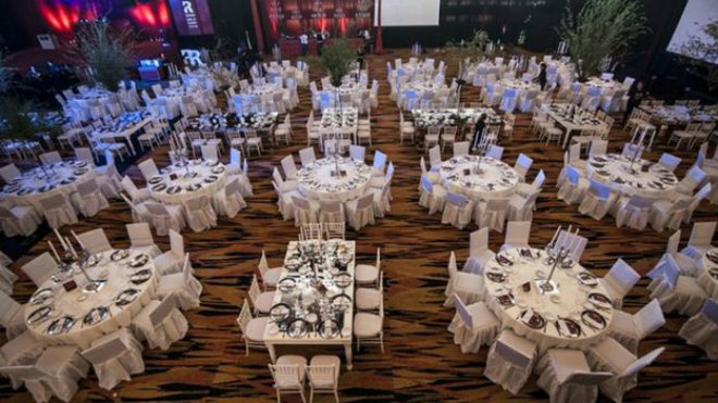 Messi ngượng ngùng hôn bạn gái, thuê 300 vệ sĩ cho đám cưới - 9