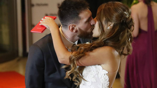 Messi ngượng ngùng hôn bạn gái, thuê 300 vệ sĩ cho đám cưới - 1