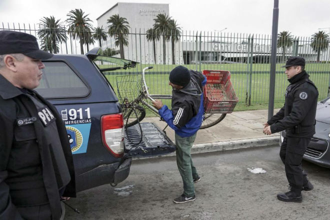 Messi ngượng ngùng hôn bạn gái, thuê 300 vệ sĩ cho đám cưới - 2