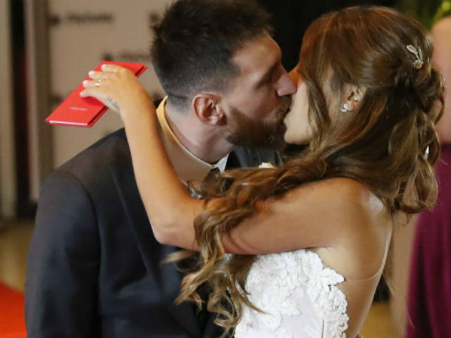 Messi ngượng ngùng hôn bạn gái, thuê 300 vệ sĩ cho đám cưới