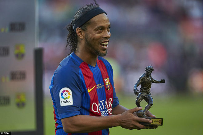 Ronaldinho diễn &#34;ảo thuật&#34;, huyền thoại MU hóa &#34;trẻ con&#34; - 5