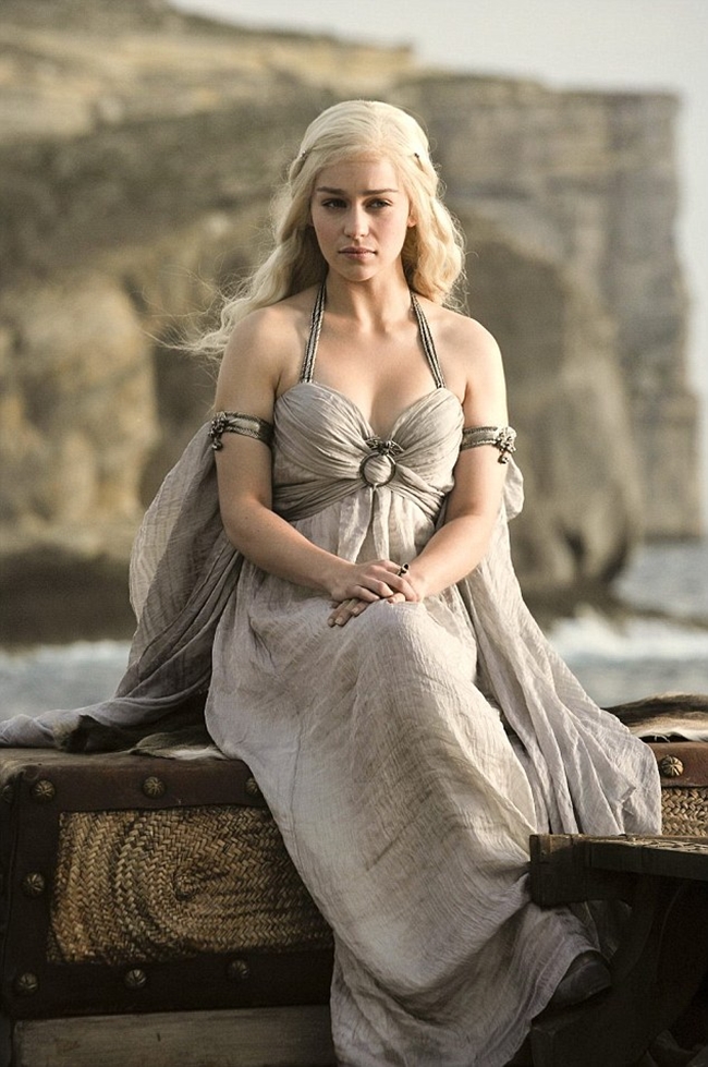 Trong “Game Of Thrones”, Emilia Clarke đóng vai mẹ rồng Daenerys Targaryen. Theo tiểu thuyết, nhân vật mẹ rồng chỉ là một cô gái ở tuổi thiếu niên. Tuy nhiên, khi đảm nhận vai diễn này, Clarke đã 25 tuổi.