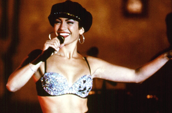 Khi “Selena” ra mắt năm 1997, Jennifer Lopez đã 28 tuổi còn nhân vật mà cô thể hiện là 23 tuổi.