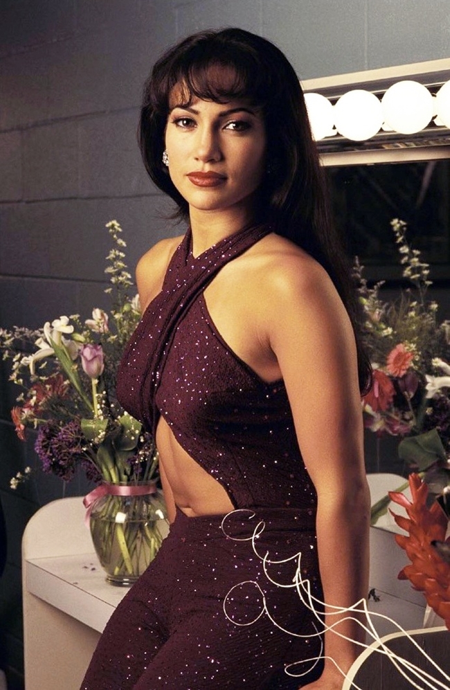 “Selena” là bộ phim kể về tiểu sử một siêu sao ca nhạc Latin - Selena Quintanilla Perez nhưng có cuộc đời bi thảm khi bị người bạn thân thiết bắn chết vào năm 23 tuổi.