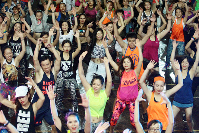 Ngắm chị em Hà thành sexy nhảy zumba cực điệu nghệ - 4