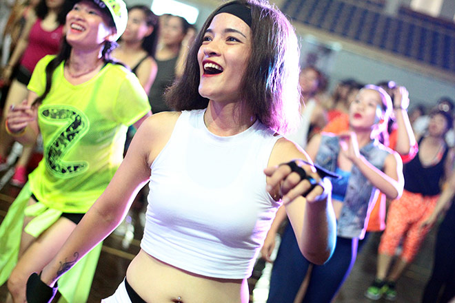 Ngắm chị em Hà thành sexy nhảy zumba cực điệu nghệ - 6