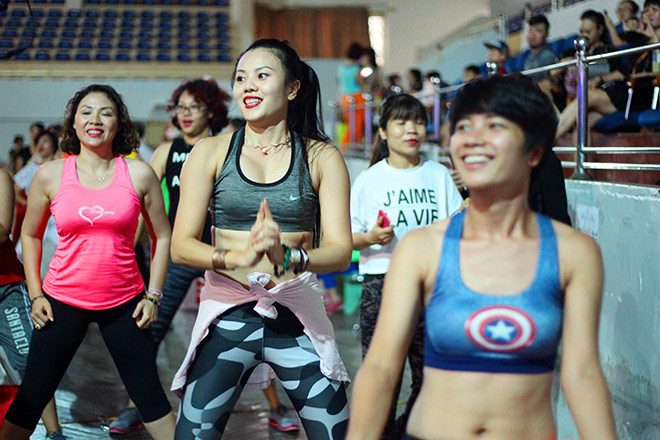 Ngắm chị em Hà thành sexy nhảy zumba cực điệu nghệ - 5