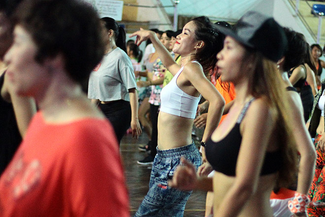 Ngắm chị em Hà thành sexy nhảy zumba cực điệu nghệ - 9
