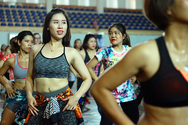 Ngắm chị em Hà thành sexy nhảy zumba cực điệu nghệ - 7