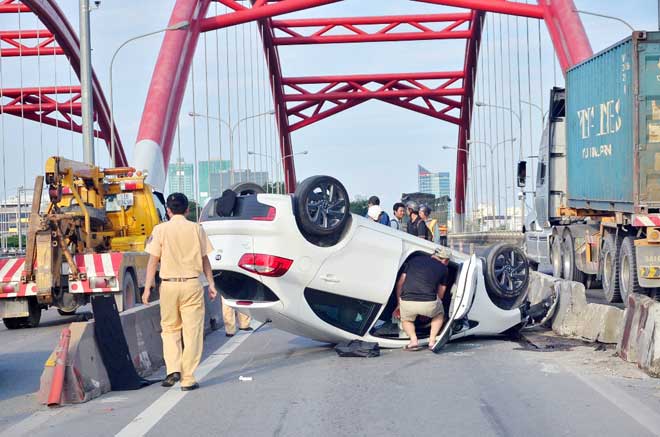 Tài xế bị “mờ mắt” tại vị trí tai nạn chết người, ô tô “phơi bụng” - 1