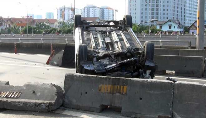 Tài xế bị “mờ mắt” tại vị trí tai nạn chết người, ô tô “phơi bụng” - 2