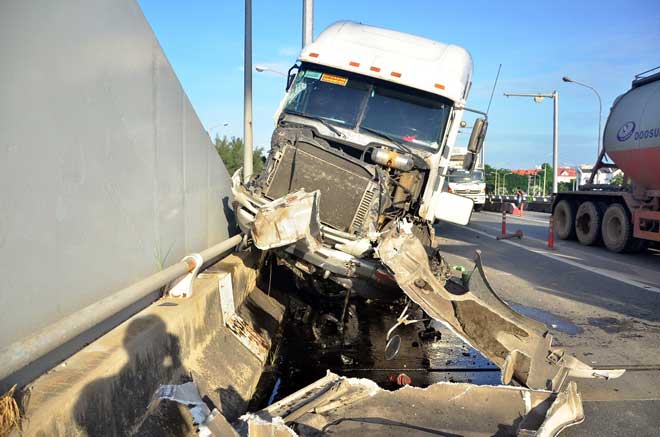 Tài xế bị “mờ mắt” tại vị trí tai nạn chết người, ô tô “phơi bụng” - 5