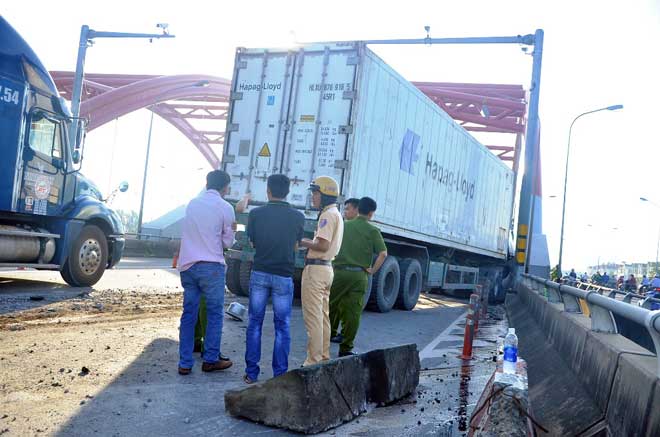 Tài xế bị “mờ mắt” tại vị trí tai nạn chết người, ô tô “phơi bụng” - 4