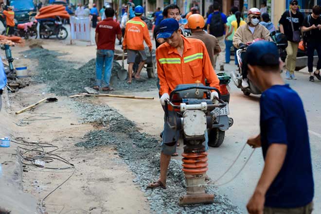 Hối hả &#34;thay áo&#34; mới cho phố đi bộ Bùi Viện - 4