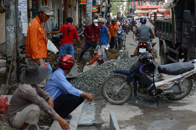 Hối hả &#34;thay áo&#34; mới cho phố đi bộ Bùi Viện - 2