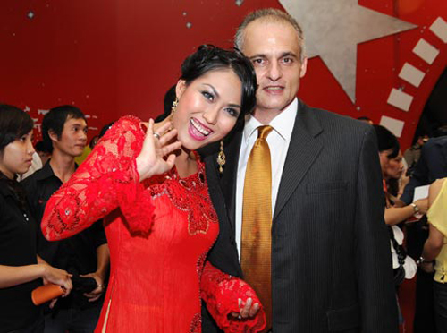 Nể phục cách lấy lòng con chồng của vợ 3 danh hài Chiến thắng và các người đẹp - 12