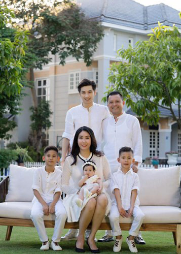 Nể phục cách lấy lòng con chồng của vợ 3 danh hài Chiến thắng và các người đẹp - 1