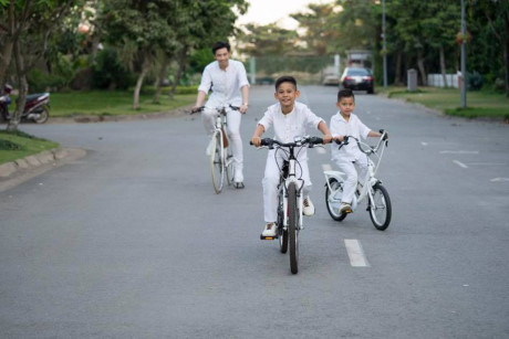 Nể phục cách lấy lòng con chồng của vợ 3 danh hài Chiến thắng và các người đẹp - 3