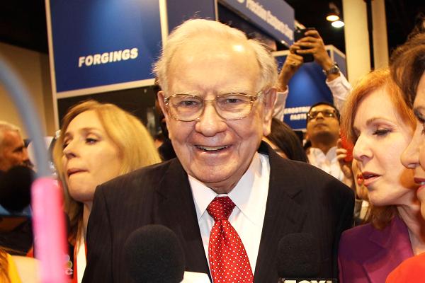 Warren Buffett vẫn &#34;rất hạnh phúc&#34; với chỉ 100.000 đô la một năm - 1