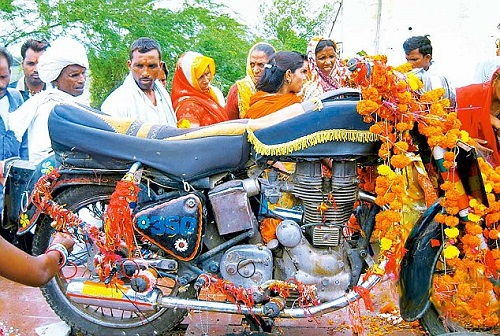 Kỳ lạ chiếc xe máy được tôn thờ như thần linh tại Ấn Độ - 1