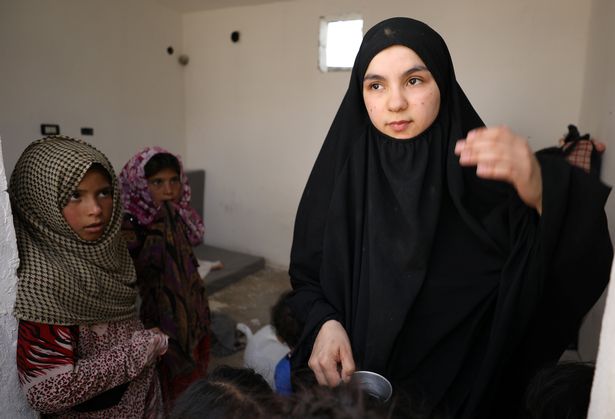 Vợ khủng bố IS phát ghen với nô lệ tình dục của chồng - 1