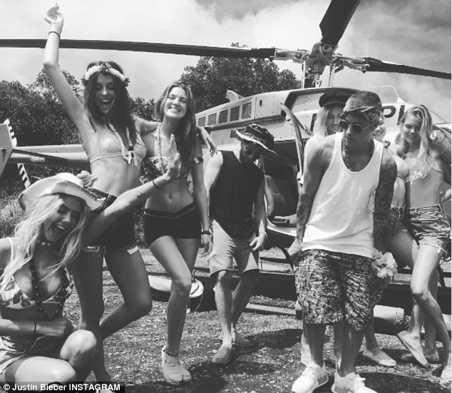 Khoe ảnh gần như nude, người tình Justin Bieber khiến fan mất ngủ - 4