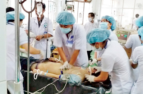 Phút cấp cứu nạn nhân TNGT bị nhiễm HIV ở Kon Tum - 1