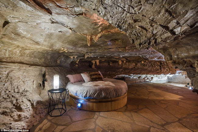 Beckham Creek Cave, Mỹ: Nằm trong một hang động tự nhiên với hướng nhìn ra thung lũng tại bang Arkansas, khách sạn Beckham Creek Cave được coi là một trong những nơi đặc biệt nhất trên thế giới. Công trình này gồm 4 phòng ngủ sang trọng và 4 phòng tắm, đủ chỗ cho 8 người.