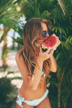 "Rớt mắt" trước những mỹ nữ bikini quá sexy bên... dưa hấu - 5