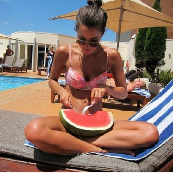 "Rớt mắt" trước những mỹ nữ bikini quá sexy bên... dưa hấu - 6