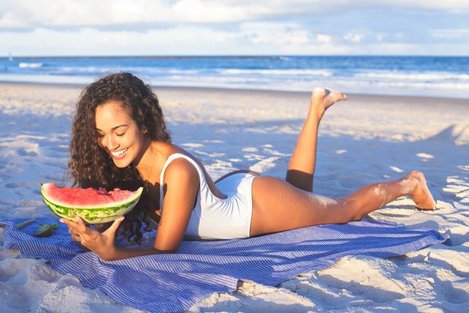 "Rớt mắt" trước những mỹ nữ bikini quá sexy bên... dưa hấu - 12