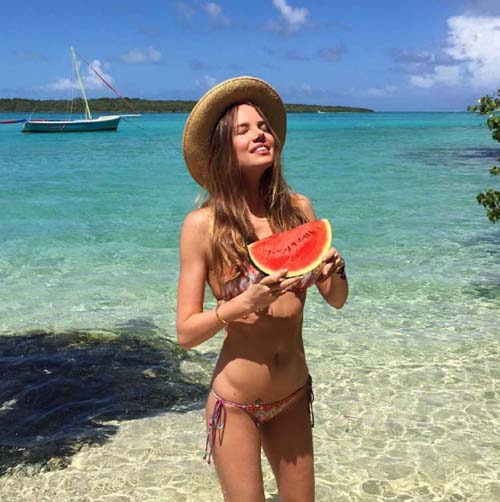 "Rớt mắt" trước những mỹ nữ bikini quá sexy bên... dưa hấu - 13