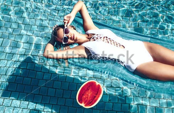 "Rớt mắt" trước những mỹ nữ bikini quá sexy bên... dưa hấu - 14