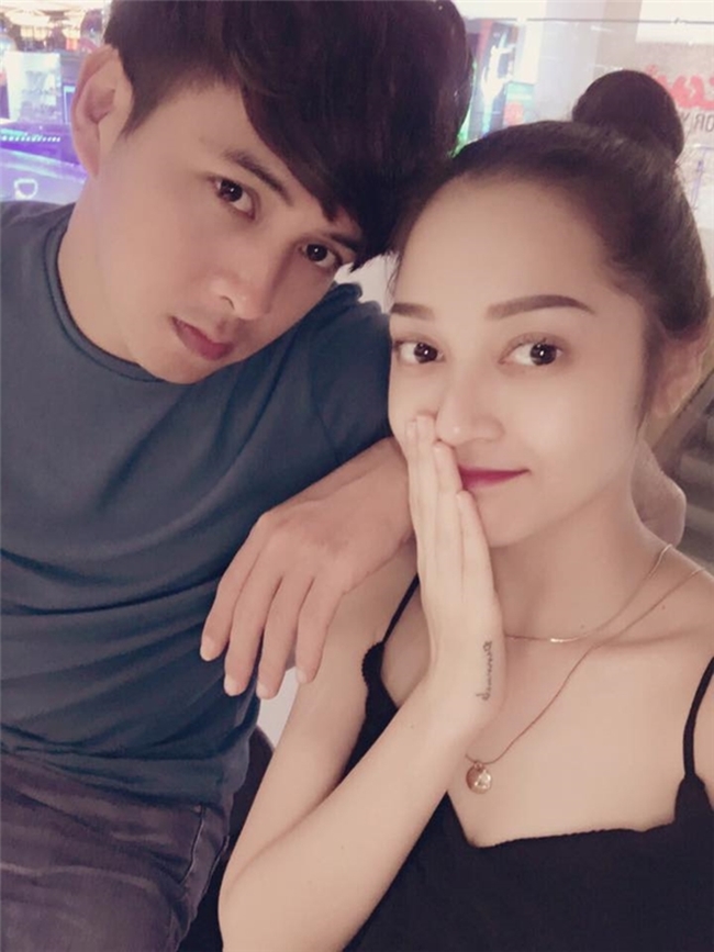 Hồ Quang Hiếu và Bảo Anh là cặp đôi đẹp nhất trong Vbiz. Cả hai công khai tình cảm từ tháng 10.2016 và thường dành lời khen có cánh cho nhau trên mặt báo. Đều là ca sĩ nhưng cặp đôi chưa hợp tác với nhau trong dự án âm nhạc nào.