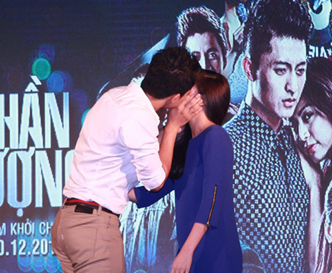 Trong buổi họp báo, Harry Lu không ngại "khóa môi" Hoàng Thùy Linh khi được fan yêu cầu.