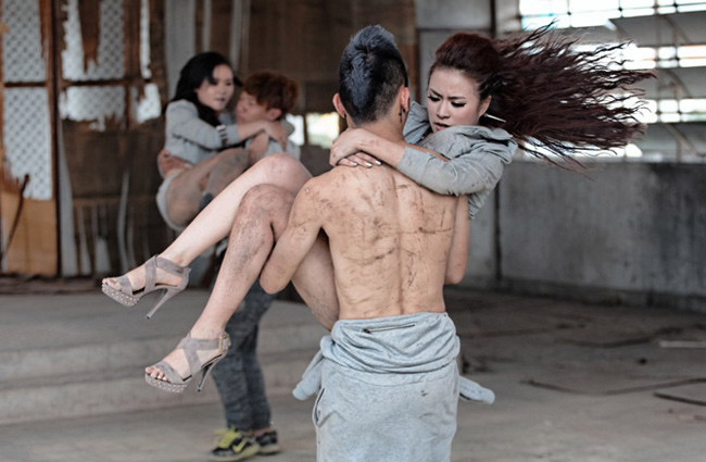 Khi thực hiện các MV ca nhạc, Hoàng Thùy Linh cũng có những cảnh quay sexy cùng dancer nam.