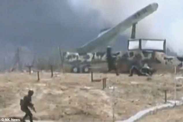 Lính dù Triều Tiên tập dùng lựu đạn phá tên lửa Hàn Quốc - 1