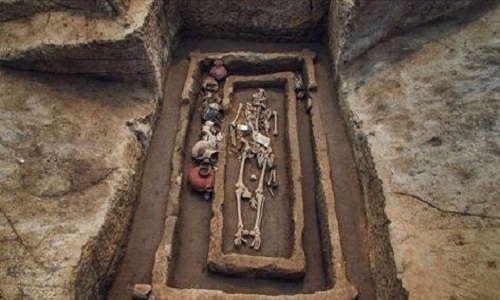 Phát hiện xương người khổng lồ cao 2m, 5.000 năm tuổi ở TQ - 1