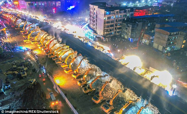 TQ: Cầu vượt 600m bị 200 máy đào phá tan tành sau 1 đêm - 2