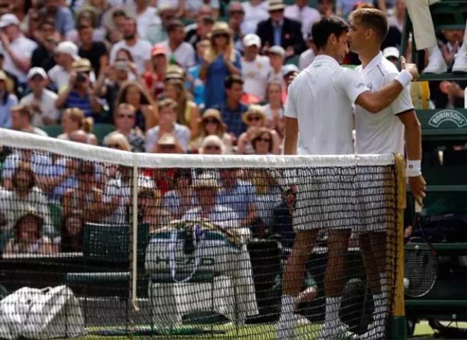 Wimbledon: Klizan bỏ nhỏ 4 lần như 1, Djokovic sấp mặt - 1