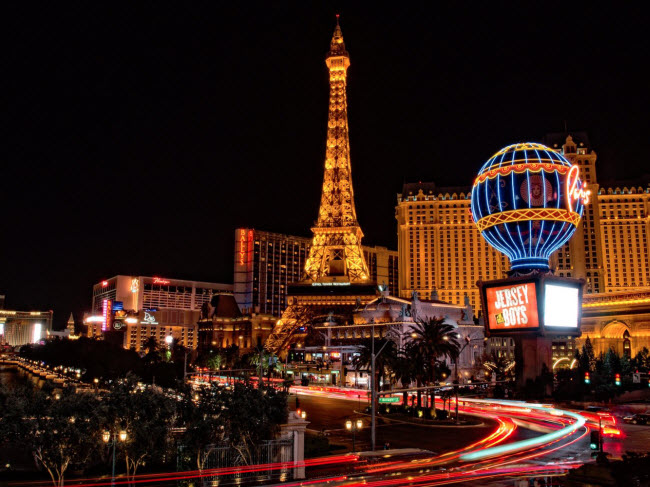 Las Vegas, Mỹ: Thành phố này được coi là kinh đô giải trí của thế giới, với những buổi tiệc sôi động bên bể bơi hay thế giới đỏ đen tại các casino. Các hoạt động ở đây giúp bạn nhanh chóng lấy lại tinh thần sau cuộc tình tan vỡ.