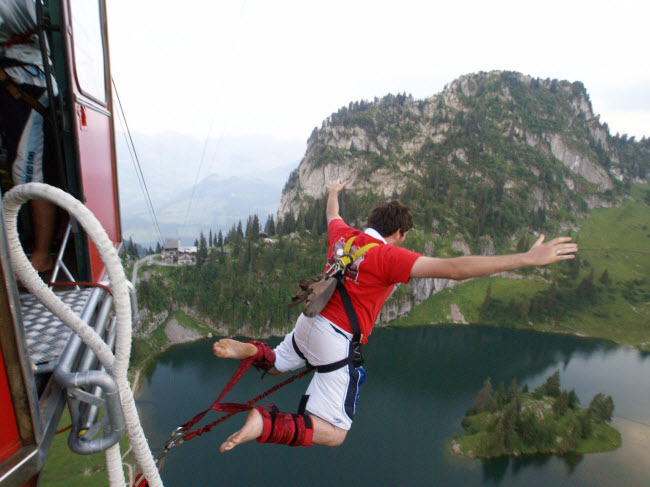 Interlaken, Thụy Sĩ:  Thị trấn này nổi tiếng với phong cảnh đẹp dọc dãy núi Alps và nhiều  hoạt động mạo hiểm như nhảy dù, dù lượn, chèo thuyền mạo hiểm và nhảy bungee.