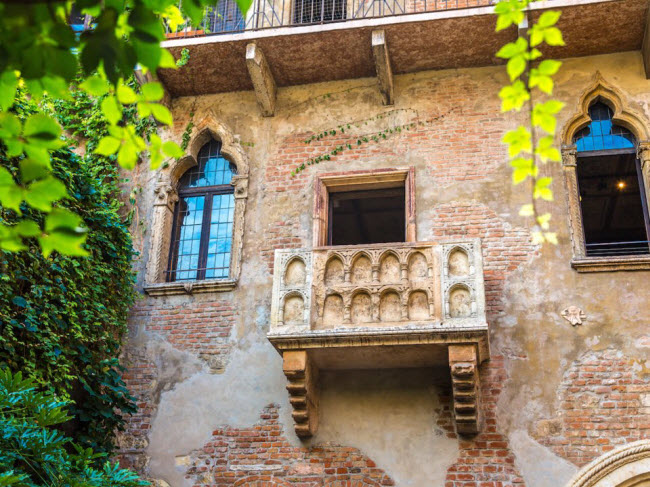 Verona, Italia: Hãy tạm quên thành phố lãng mạn Venice và tới thiên đường của những kẻ thất tình Verona. Đây là nơi có lâu đài Casa di Giulietta, ngôi nhà của Juliet trong truyện Romeo và Juliet của nhà văn Shakespeare. Nó nhắc bạn rằng mọi thứ có thể kết thúc tồi tệ hơn.