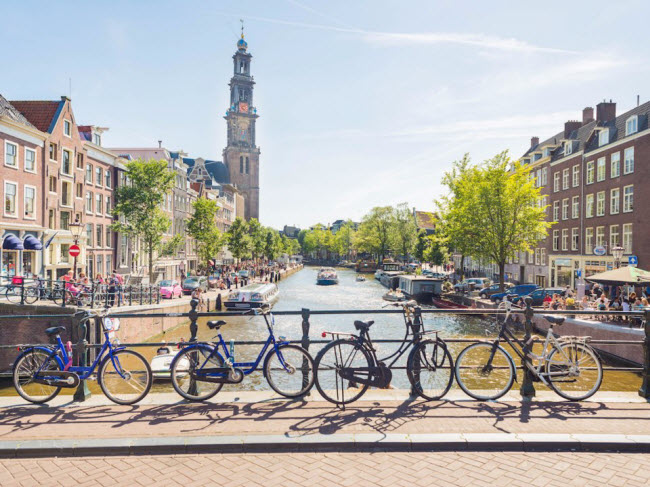 Amsterdam, Hà Lan: Thành phố này nổi tiếng với những quán cà phê và 16 giờ nắng mỗi ngày vào mùa hè. Du khách có thể đạp xe dọc các con phố hay khám phá những con kênh tuyệt đẹp ở đây.