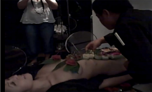 Người đẹp gốc Việt làm mẫu nude bàn tiệc sushi quá nóng bỏng - 1