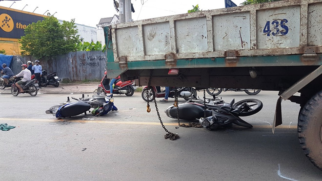 Xe tải lao như &#34;tên bắn&#34; vào đám đông, xe máy văng tứ tung - 2