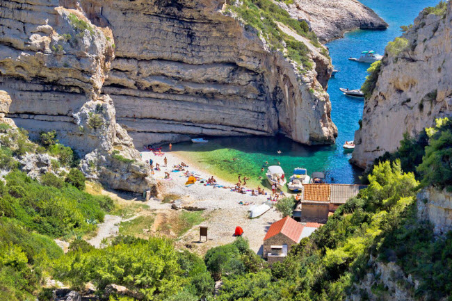 Vis, Croatia: Hòn đảo xa nhất của Croatia nổi tiếng với rượu vang hảo hạng, hải sản tươi ngon, các hang động và hoạt động đêm náo nhiệt. Phong cảnh ở đây từng được làm bối cảnh cho phim Điệp viên 007.
