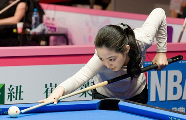 Thành tích lớn nhất trong sự nghiệp của người đẹp 29 tuổi là lần bước lên ngôi vị số 1 tại giải vô địch pool 9 bóng châu Á 2009.
