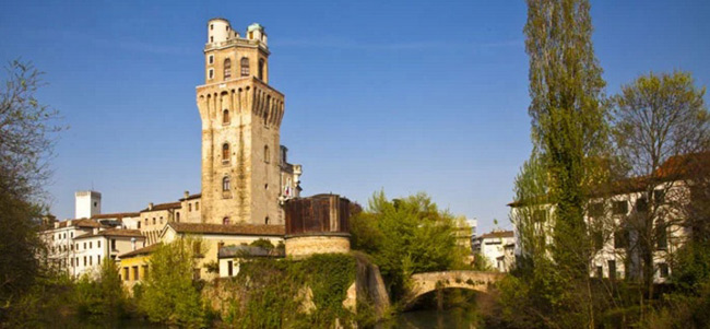 6. Đại học Padua (Italy). Thành lập năm 1222, số lượng sinh viên khoảng 61.000. Cựu sinh viên nổi tiếng: nhà thiên văn học nổi tiếng với thuyết nhật tâm Nicolas Copernicus, nhà thám hiểm Giacomo Casanova, điệp viên người Anh Francis Walsingham.